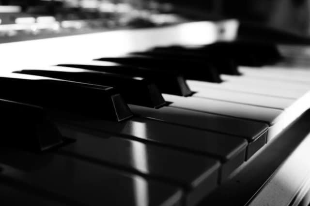Czym się różni fortepian od pianina? Kluczowe różnice i wybór Czym się różni fortepian od pianina? Kluczowe różnice i wybór