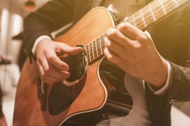 Od ogniska po wielką scenę. Krótka historia instrumentu, który łączy pokolenia Od ogniska po wielką scenę. Krótka historia instrumentu, który łączy pokolenia