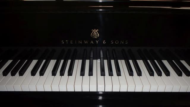 Ile waży fortepian Steinway? Zaskakujące różnice między modelami Ile waży fortepian Steinway? Zaskakujące różnice między modelami