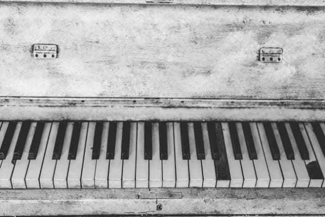 Fortepian jaki to instrument – poznaj jego tajemnice i cechy Fortepian jaki to instrument – poznaj jego tajemnice i cechy